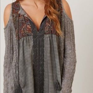 Gimmicks cold shoulder top size xl